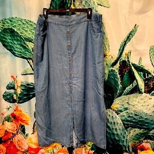 J JILL denim column skirt
Button front
Pockets
Size L